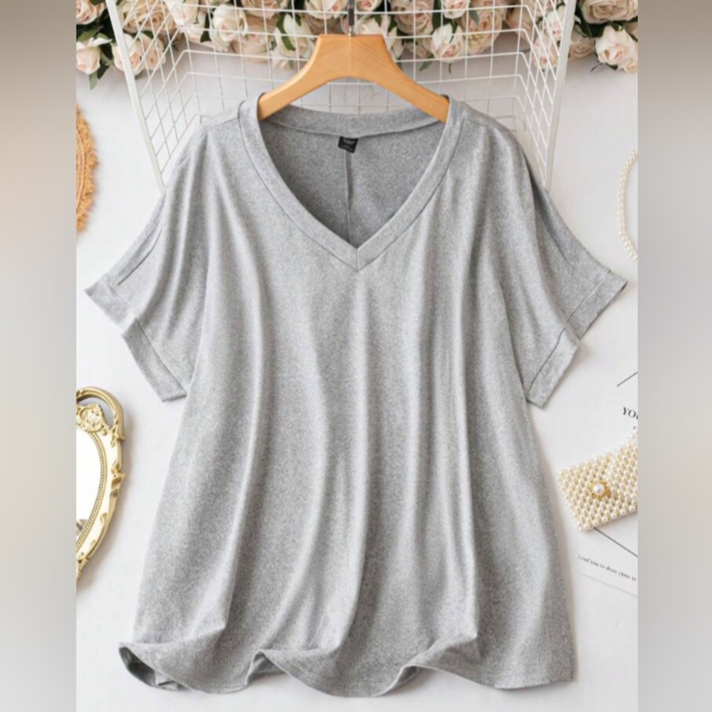✨NWOT✨ White V-Neck T-Shirt